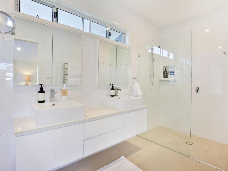 Sapphire Sands - Pet Friendly - Community Pool - image 7