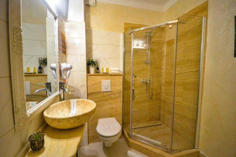 Twin Room image 2