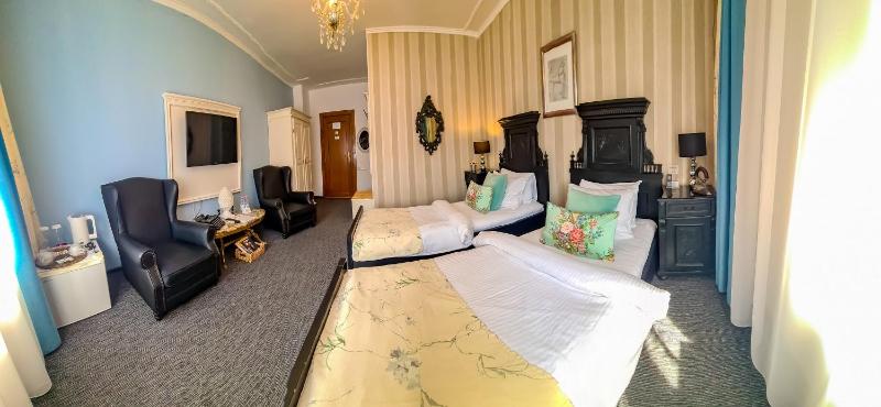 Twin Room image 3