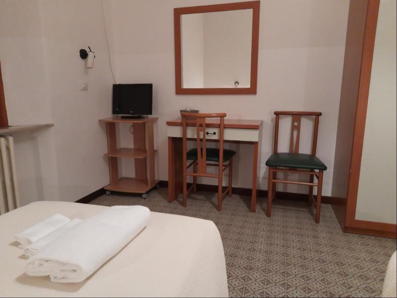 Economy Triple Room image 2