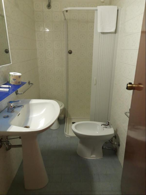 Economy Triple Room image 3