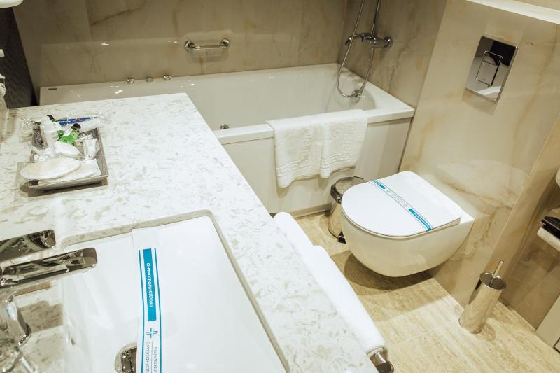 Deluxe with Spa Bath image 1