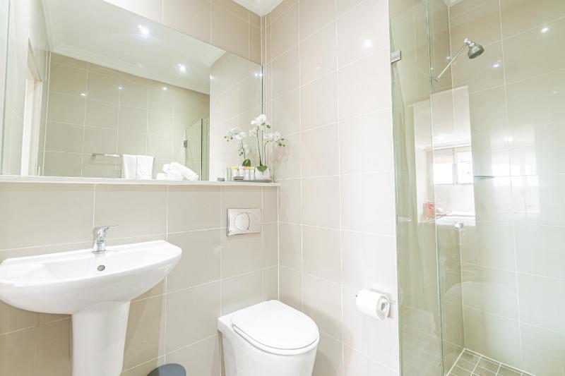 Standard King Room image 3