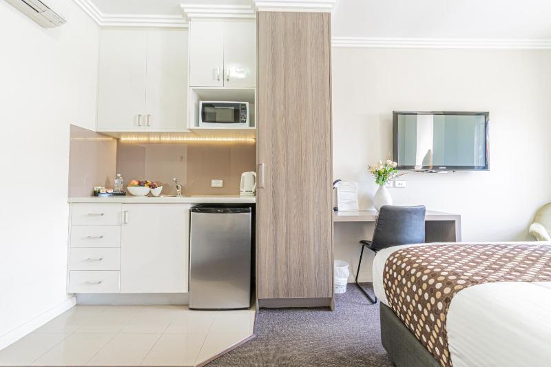 Standard King Room image 2