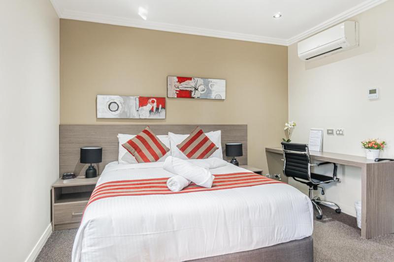 Deluxe Queen Room image 2