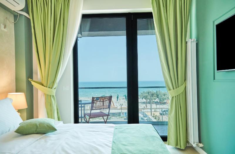 Deluxe Double Room with Sea View image 1