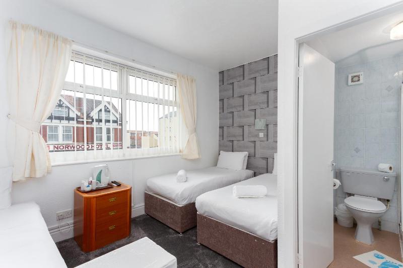 Triple Room with Shower image 4