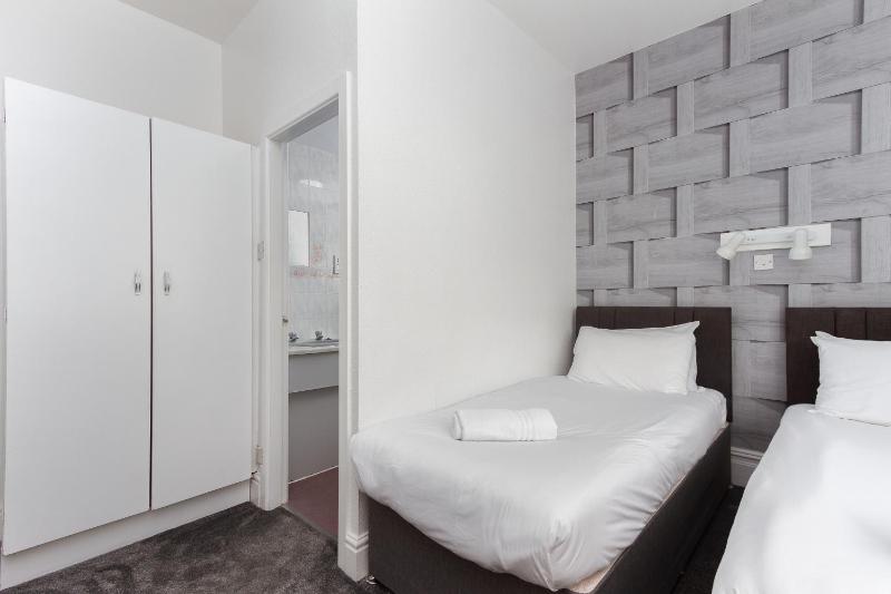Triple Room with Shower image 3