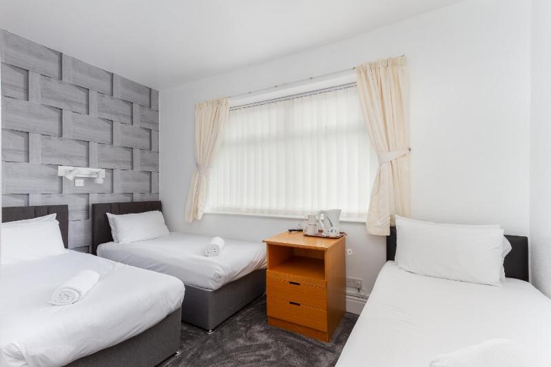 Triple Room with Shower image 1