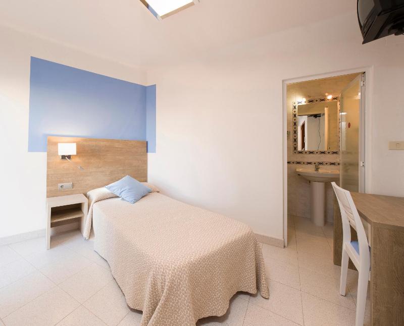 Single Room image 3