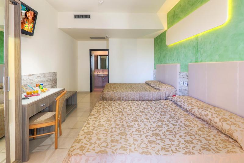 Family Room (2 Adults + 2 Children) image 3