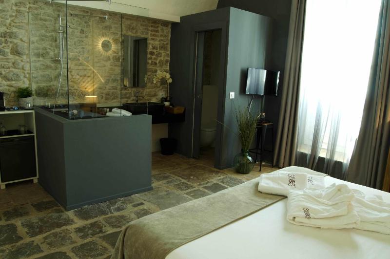 Standard Suite image 4