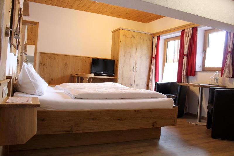 Basic Triple Room image 3