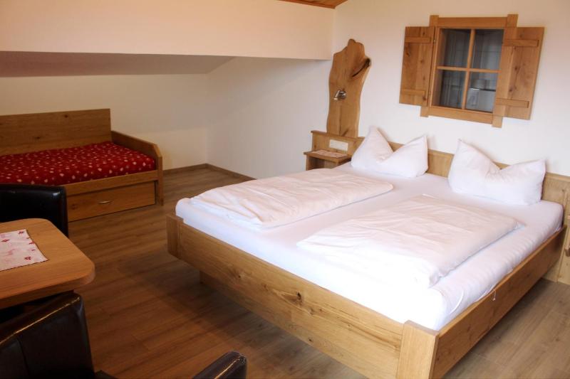 Basic Triple Room image 4
