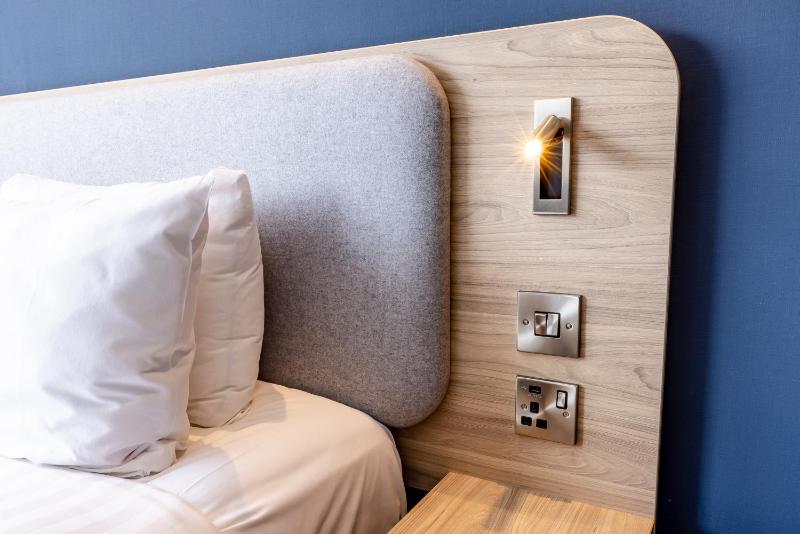 Standard Accessible Queen Room with Free Hot Breakfast image 1