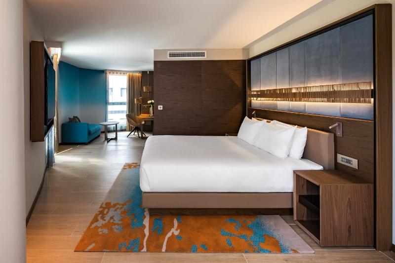 Regency King Suite with Balcony and Pjazza View image 1