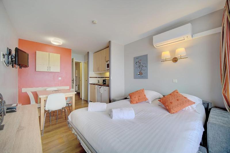 Upstays - 2 Rooms sea view - Swimming pool - image 12