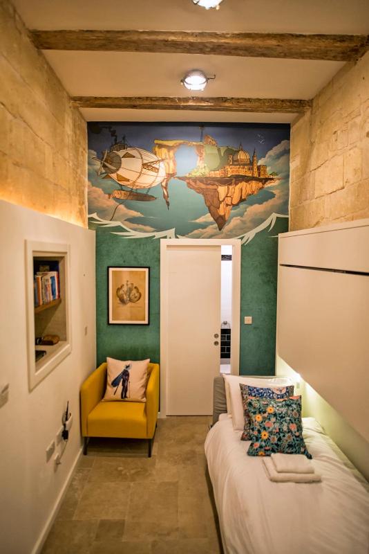 Twin Room with Bathroom image 2