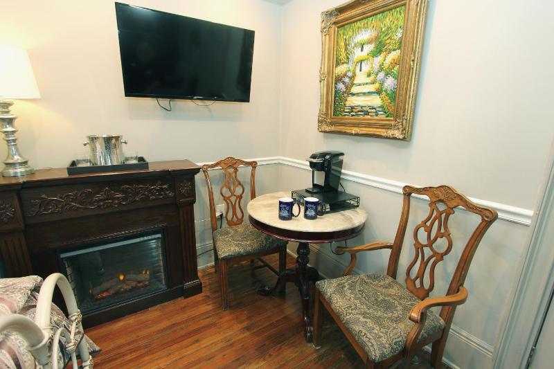 Queen Room with Fireplace - Elizabeth image 4
