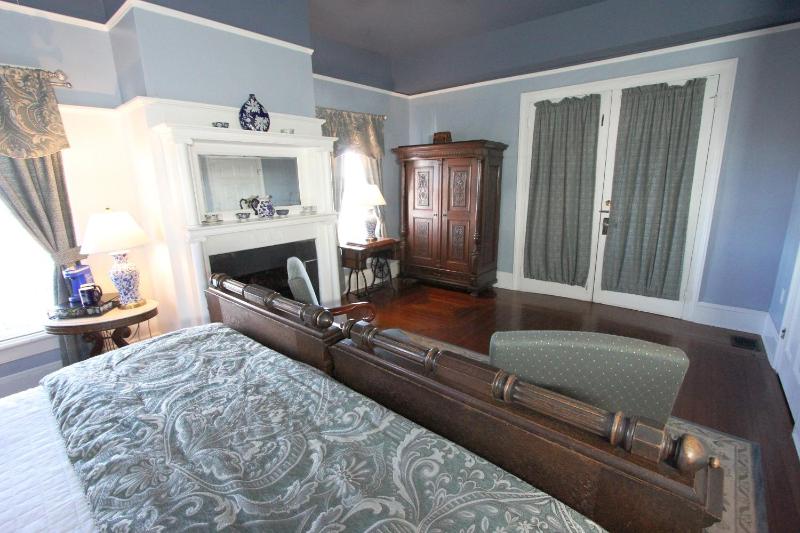 King Room with Walk-in Shower - Menendez image 4