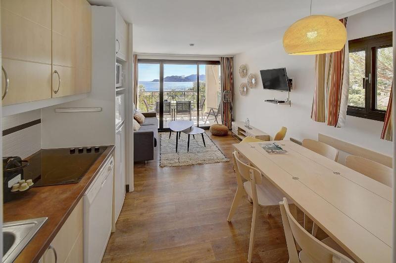 Upstays - 2 Rooms - Renovated - Pool - Parking - image 11