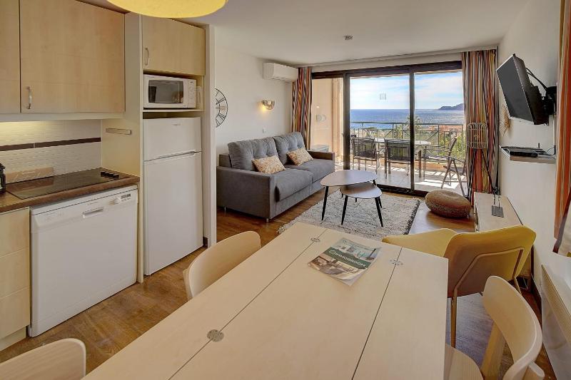 Upstays - 2 Rooms - Renovated - Pool - Parking - image 16