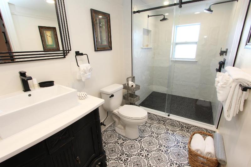 Queen Room with Spa Bath - Anastasia image 3
