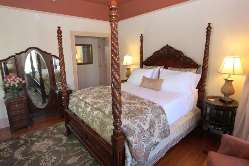 Queen Room with Spa Bath - Anastasia image 3