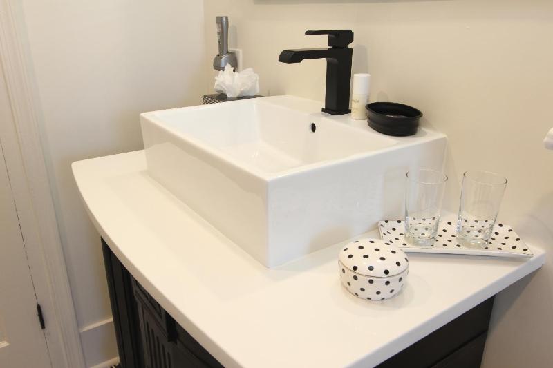 Queen Room with Spa Bath - Anastasia image 2