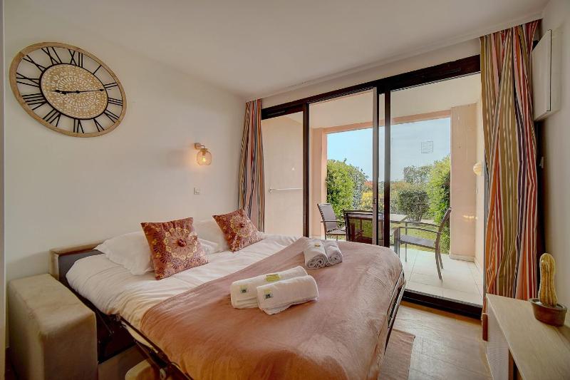 Upstays - 2 Rooms renovated - Pool - Terrace - image 2