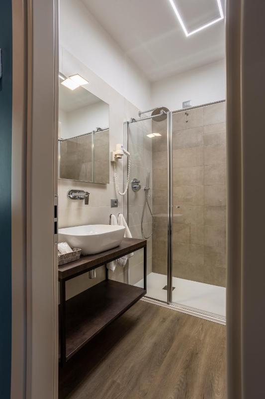 Superior Triple Room with Balcony and Lake View image 4