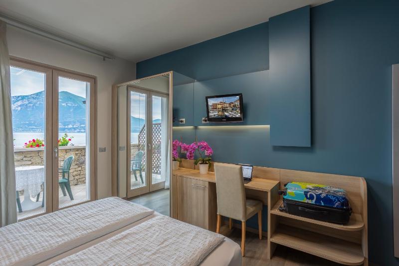 Superior Triple Room with Balcony and Lake View image 2