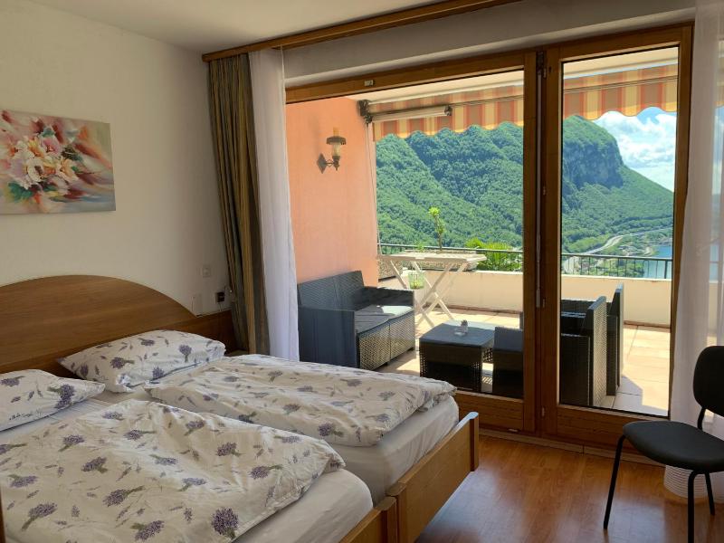 Two-Bedroom Apartment with Lake View image 3