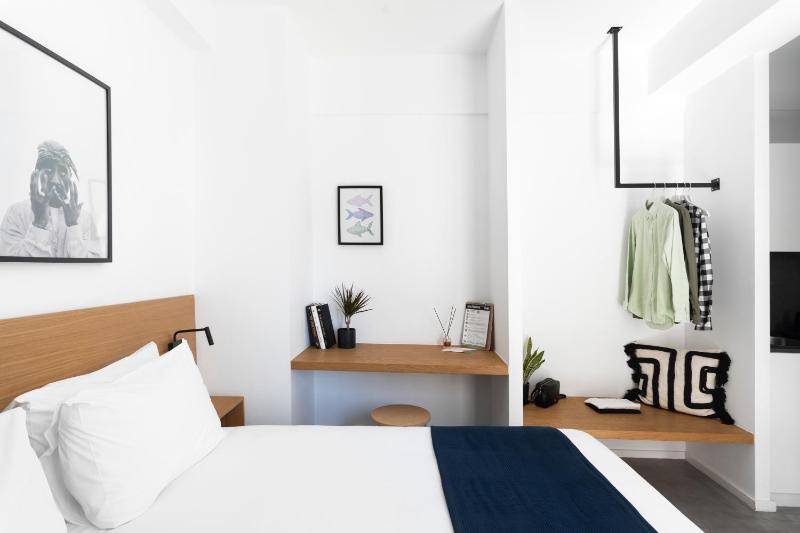 Double Room with Balcony image 3
