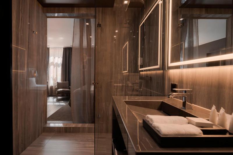 Deluxe Twin Room image 2