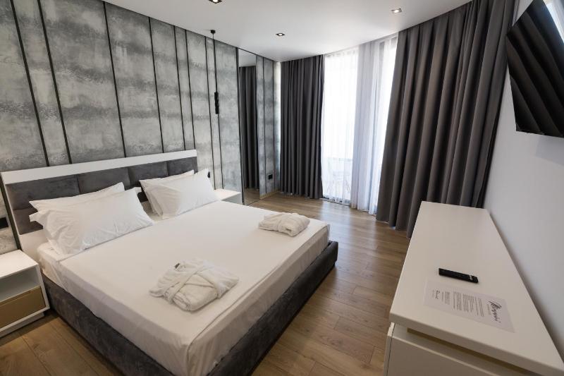 Deluxe Double Room with Balcony and Sea View image 3
