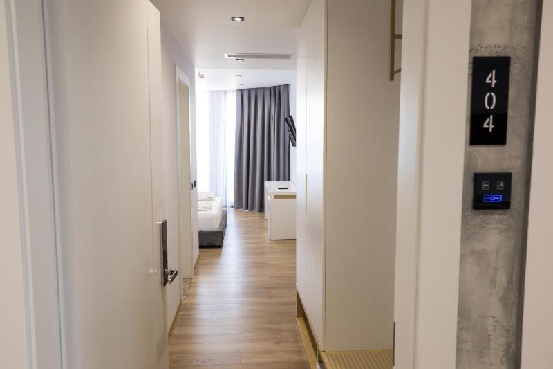 Deluxe Double Room with Balcony and Sea View image 4