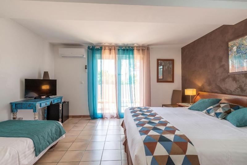 Superior Triple Room image 4