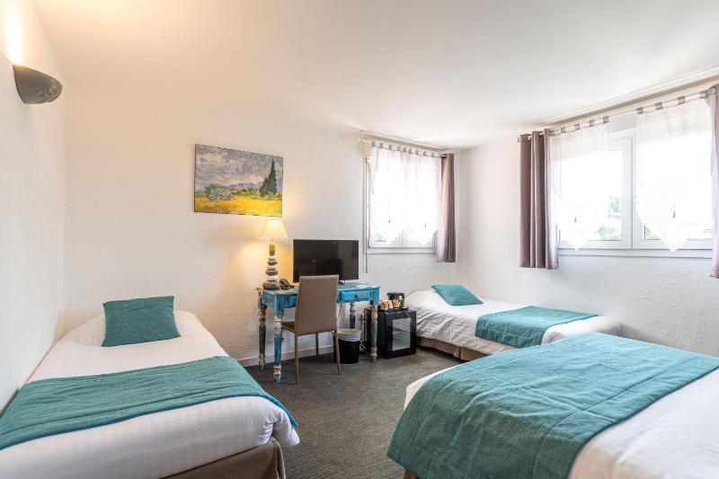 Quadruple Room image 3