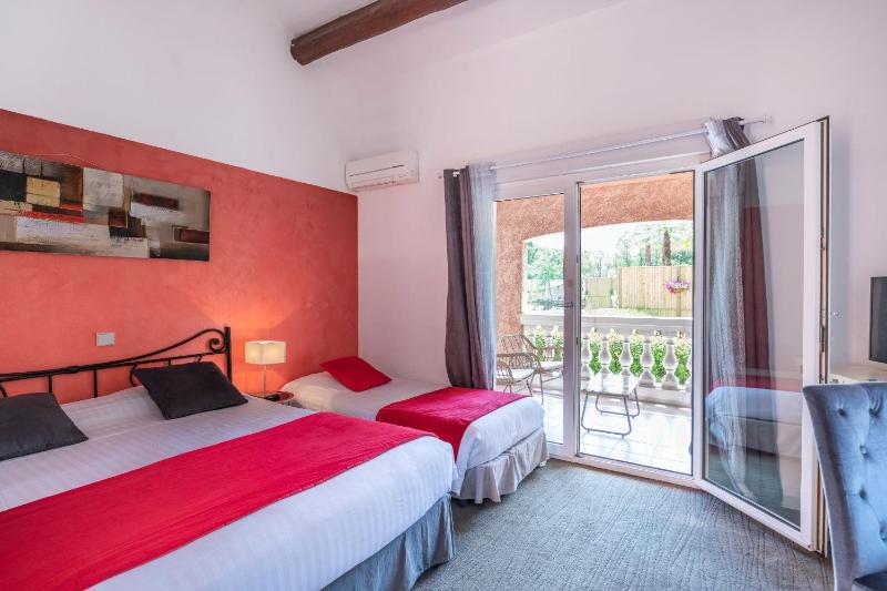 Superior Triple Room image 2