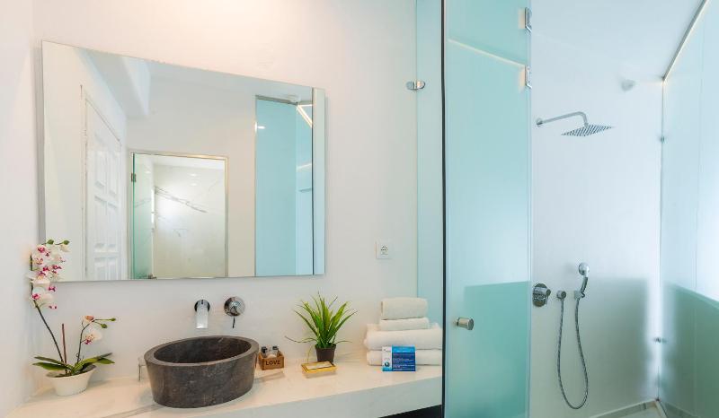 Deluxe Double or Twin Room image 3