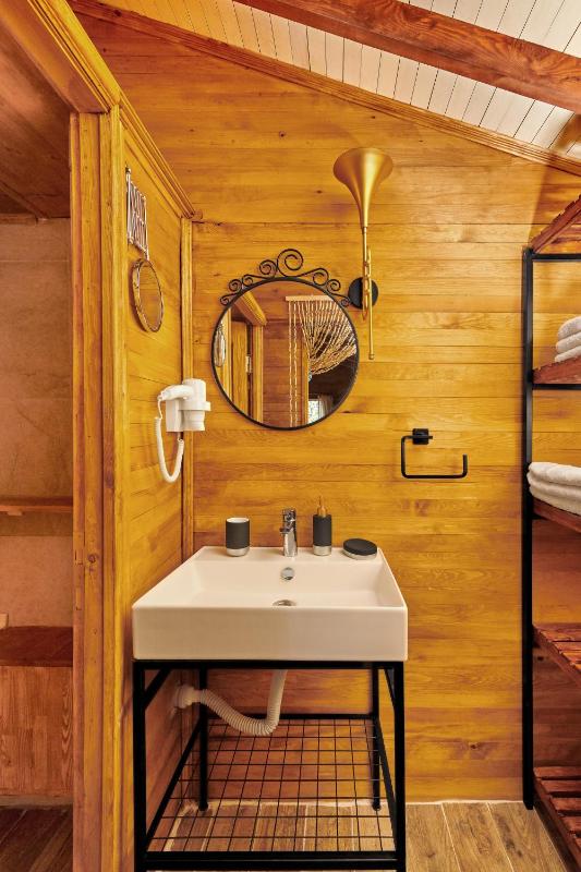 Deluxe Triple Room image 4