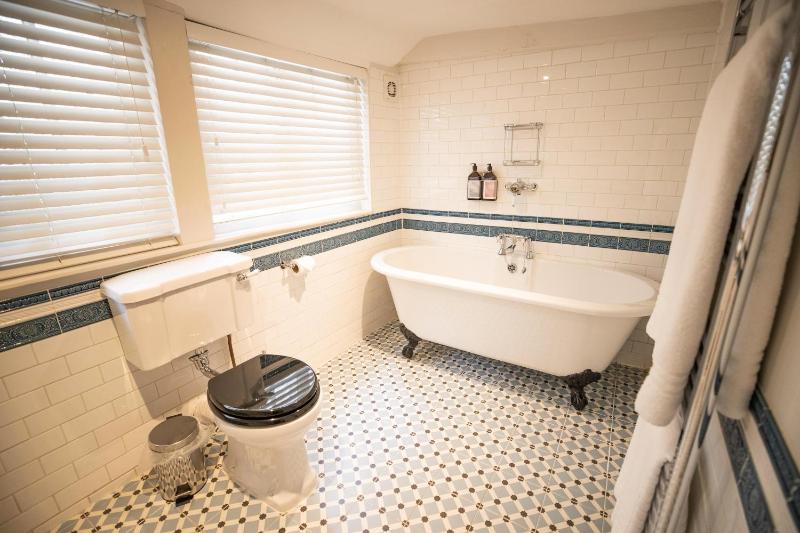 Deluxe Double Room with Bath image 3