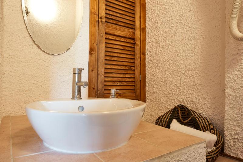  Double bedroom with balcony overlooking the sea. image 3
