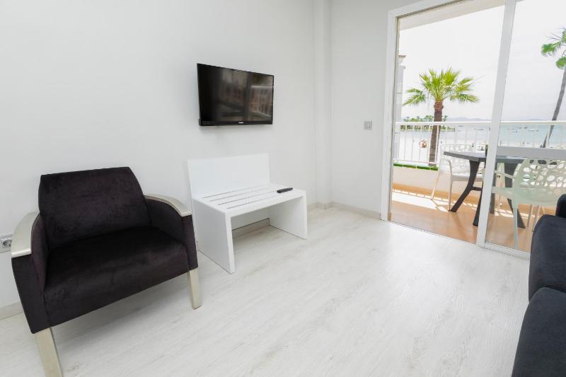 One-Bedroom Apartment Sea View image 3