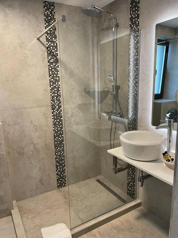 Double or Twin Room image 3