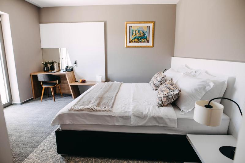 Deluxe Double Room with Balcony image 4