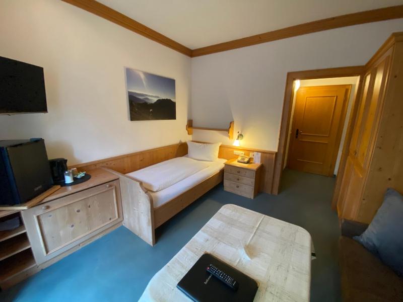 Standard Single Room image 3