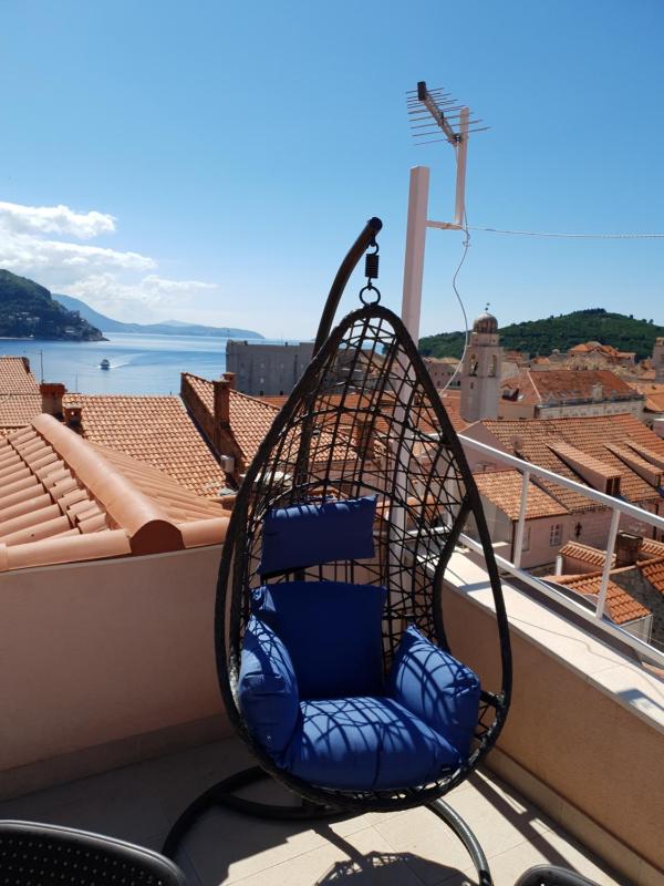 Three-Bedroom Holiday Home with Terrace and Sea View image 1