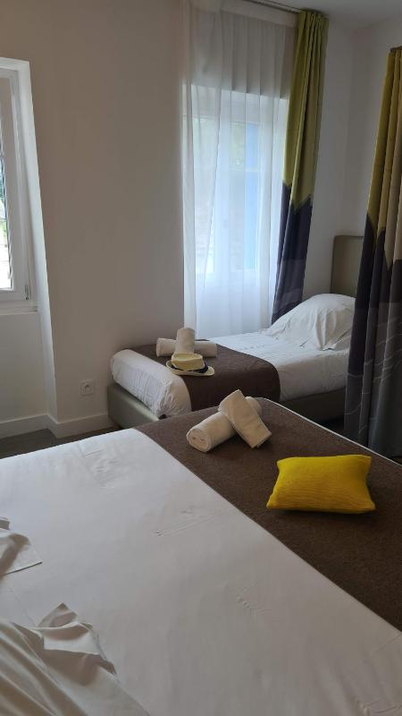 Comfort Triple Room with Shower image 2